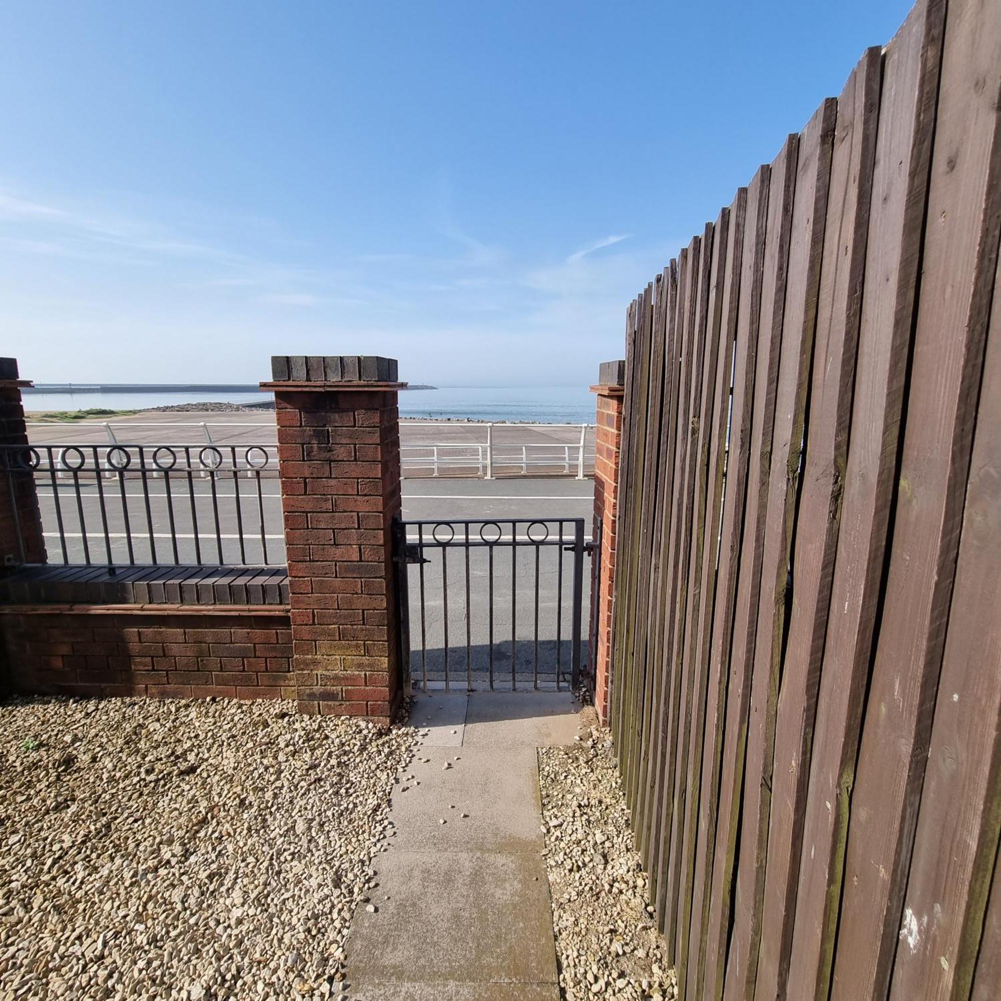 Sea Escape The Tardiis Beachfront Location Aberavon Beach Sea Views Driveway Parking Port Talbot Esterno foto